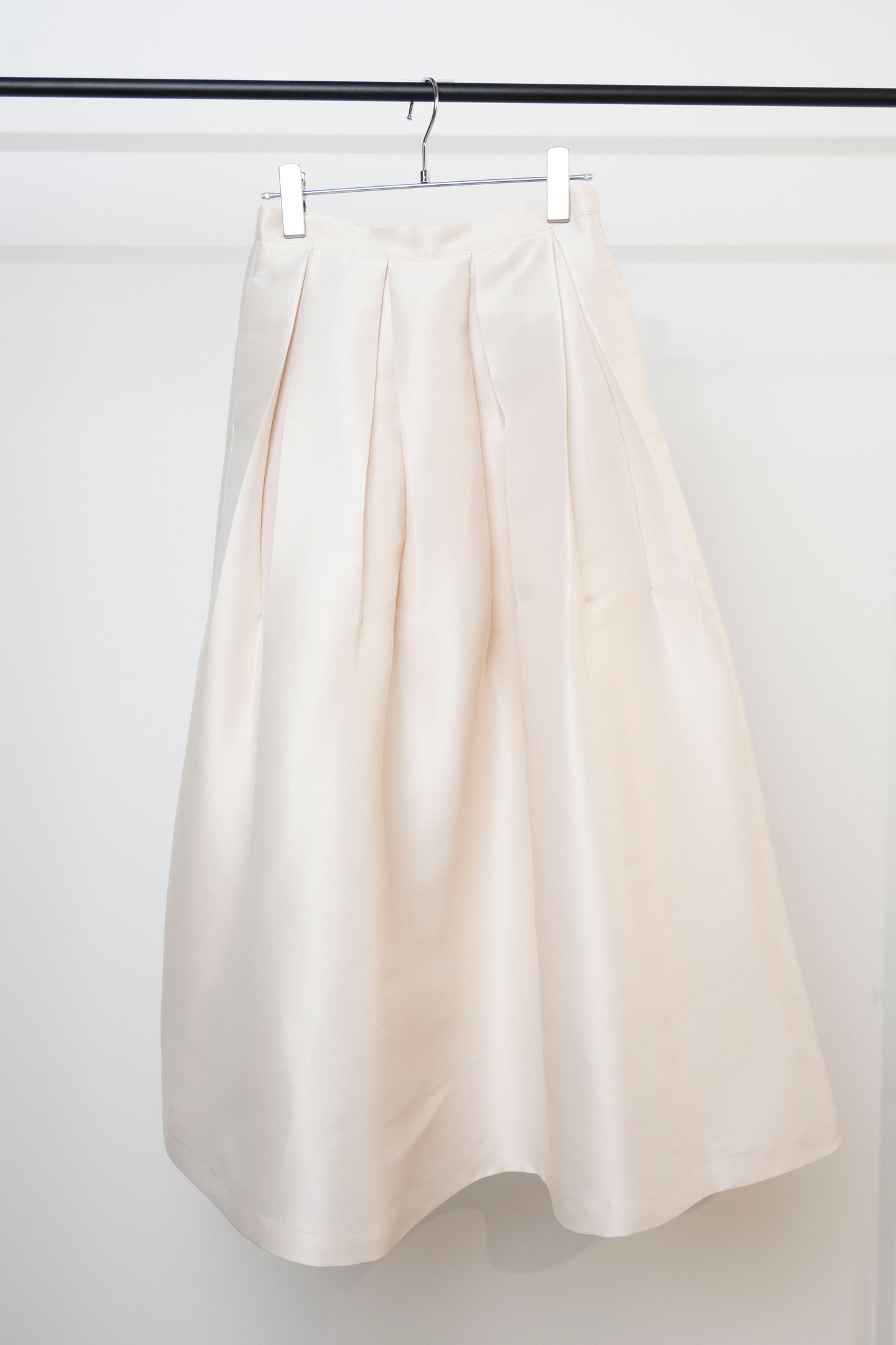 GLOSSY DRAMATIC SKIRT