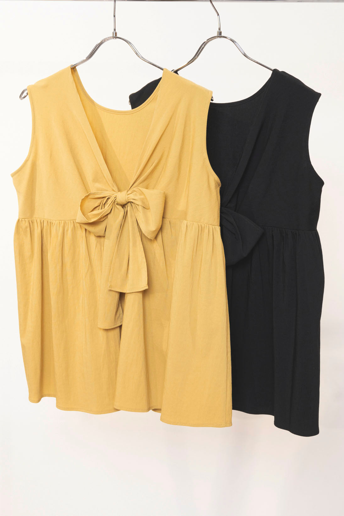Back ribbon sleeveless tunic